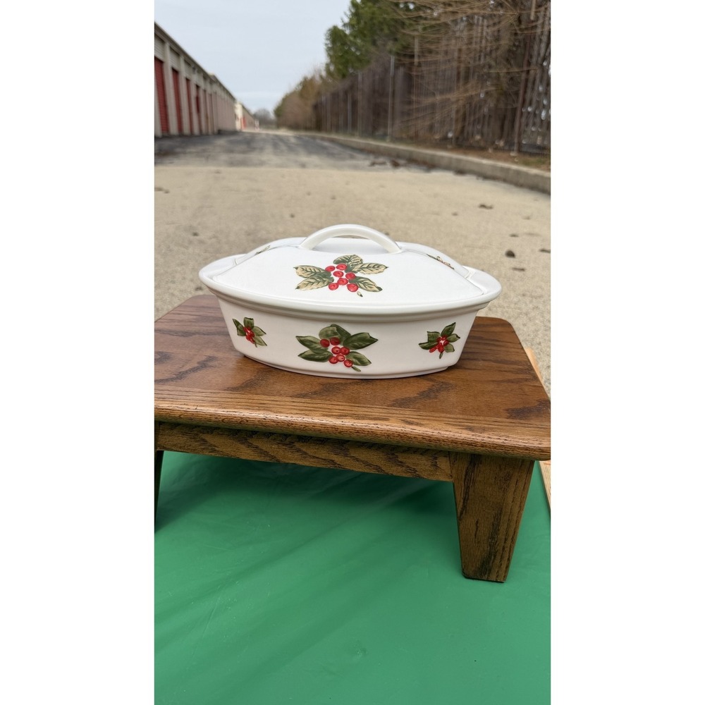 Temp-tations Oval Casserole Dish w/ Lid Holly Berry Presentable Ovenware